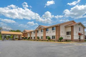 una representación de un hotel con aparcamiento en Comfort Inn Moline - Quad Cities en Moline