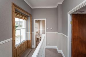 einen Flur mit Tür und Fenster in der Unterkunft Bridge Cottage in Keswick + 16 Fotos
