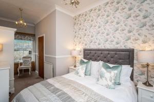ein Schlafzimmer mit einem Bett mit einer Blumenwand in der Unterkunft Bridge Cottage in Keswick