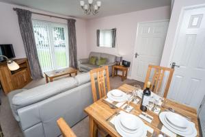 Posezení v ubytování Elm Cottage