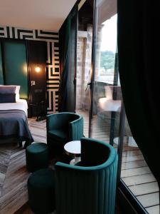 a hotel room with a bed and a table and chairs at Mercure Figeac Viguier du Roy in Figeac +92 photos
