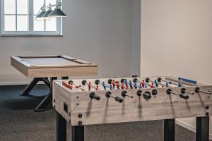 a wooden foosball game with a ping pong table at Das Allgäu Schätzle in Stiefenhofen