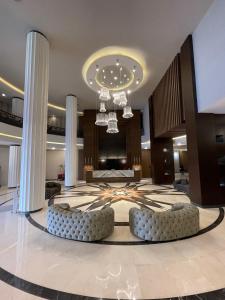 - un hall avec un lustre et des chaises dans un bâtiment dans l'établissement Van Royal Hotel, à Erbil