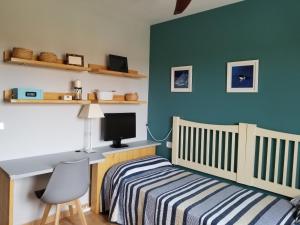 A bed or beds in a room at Attic apartment in Vera Beach with wifi and air-conditioning