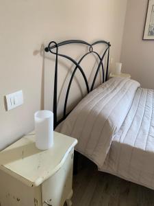 um quarto com uma cama e uma mesa com uma mesa de cabeceira em LA CHIUSA Bed and Breakfast em Montichiari