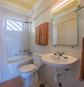 A bathroom at Apartamentos Teneguia