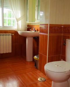 a bathroom with a toilet and a sink at Hotel Restaurante America in Oca