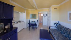 A kitchen or kitchenette at Apartamentos Teneguia