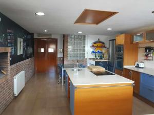 Kuchyňa alebo kuchynka v ubytovaní Villa castelló salou