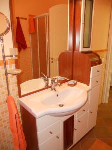 マルサラにあるMARSALA - Appartamento per vacanze di fronte Isola di Mothyaのバスルーム(洗面台、鏡付)