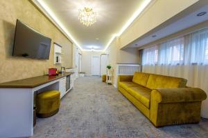 TV a/nebo společenská místnost v ubytování Moviliţa Residence