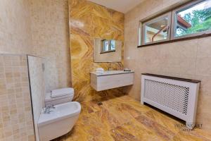 Koupelna v ubytování Moviliţa Residence