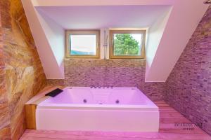 Koupelna v ubytování Moviliţa Residence + 37 fotografií