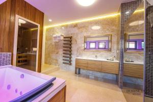 Koupelna v ubytování Moviliţa Residence