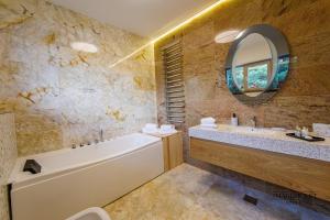 Koupelna v ubytování Moviliţa Residence