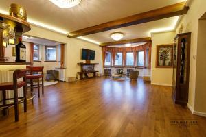 TV a/nebo společenská místnost v ubytování Moviliţa Residence