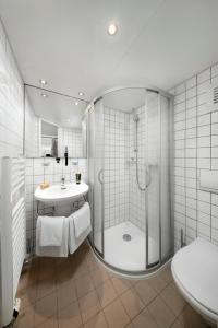 A bathroom at KNAUS Campingpark Leipzig