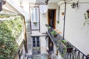 vista su un balcone con piante di LA PERLA piccolo appartamento in piazza a Orta San Giulio