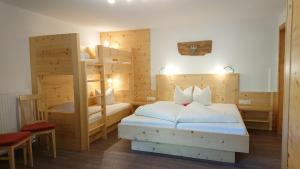 Posteľ alebo postele v izbe v ubytovaní Ledererhof