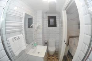 Vonios kambarys apgyvendinimo įstaigoje Horno de la Higuera Alojamiento