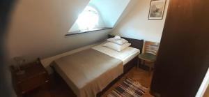 niewielka sypialnia z łóżkiem i oknem w obiekcie Zagrodowa Osada w Kazimierzu Dolnym