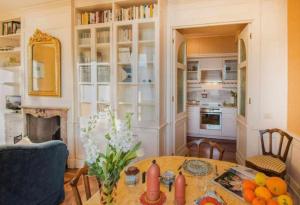 Η κουζίνα ή μικρή κουζίνα στο Casa Orta appartamento con vista lago +3 φωτογραφίες