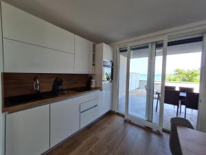 Kuchyňa alebo kuchynka v ubytovaní Apartmani Adria