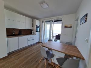 Kuchyňa alebo kuchynka v ubytovaní Apartmani Adria