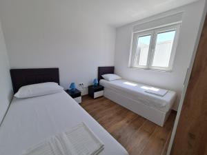 Posteľ alebo postele v izbe v ubytovaní Apartmani Adria