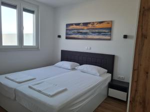 Posteľ alebo postele v izbe v ubytovaní Apartmani Adria
