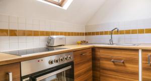 una cocina con fregadero y estufa en Large charming duplex Brussels Historical Center, en Bruselas 12 fotos más