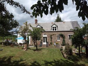 una casa de ladrillo con un árbol delante de ella en Le Chalange, en Lapenty