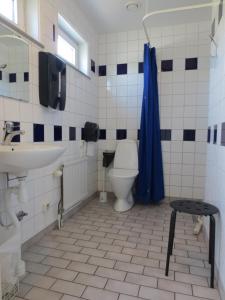 łazienka z toaletą i umywalką w obiekcie Uncle Joe's w mieście Visby