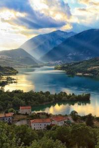 ヴィッレッタ・バッレーアにあるCasa vacanze al Castelloの山々を背景にした湖の景色