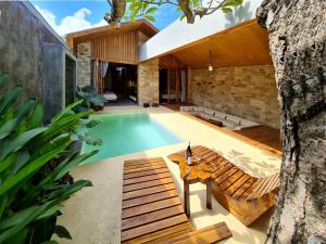 einen Pool im Hinterhof eines Hauses in der Unterkunft Batatu Villas in Kuta Lombok