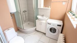 ein Badezimmer mit einer Waschmaschine und einem Waschbecken in der Unterkunft New Belgrade Apartment Delta City in Belgrad