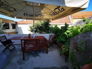 Patio alebo iná vonkajšia časť ubytovania Centrally located 3 Bedroom Holiday House O'Live with private garden
