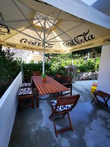 Patio alebo iná vonkajšia časť ubytovania Centrally located 3 Bedroom Holiday House O'Live with private garden