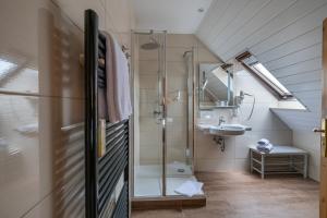 un bagno con doccia e lavandino di Am Anger a Wernigerode
