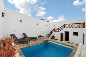 a villa with a swimming pool and a house at Rincón de Daute in Los Silos