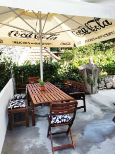 Reštaurácia alebo iné gastronomické zariadenie v ubytovaní Centrally located 3 Bedroom Holiday House O'Live with private garden