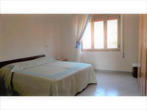 una camera con letto e finestra di Costa vacanze in low cost - IUN P2923 a Villaputzu