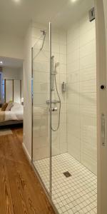 y baño con ducha y puerta de cristal. en La Cour du Vignoble en Kaysersberg