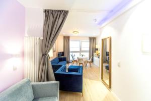 ein Wohnzimmer mit einem blauen Sofa und einem Spiegel in der Unterkunft Altstadt Studio Papenstraße in Stralsund + 6 Fotos