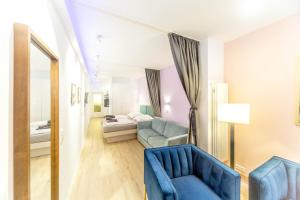 ein Wohnzimmer mit Sofa und Bett in der Unterkunft Altstadt Studio Papenstraße in Stralsund