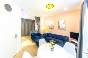 ein Wohnzimmer mit Sofa und Tisch in der Unterkunft Altstadt Studio Papenstraße in Stralsund