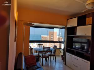 um quarto com uma mesa e cadeiras e uma varanda com vista em MarAzul Residence em Salvador