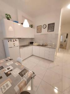 Kuchyňa alebo kuchynka v ubytovaní Melinda Apartment 2