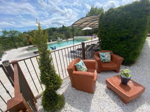 Swimmingpoolen hos eller tæt på Location bastide provencale Luberon