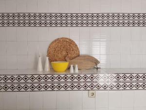 una ciotola seduta su una mensola in bagno di La Buganvilla Beach House a Calahonda Altre 85 foto